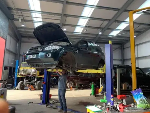 Land Rover specialist workshop support from AJ 4X4