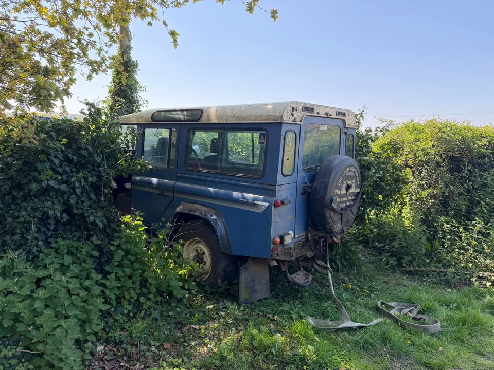 So very long story on this one followers Rescued this 110 Defender from... photo 4